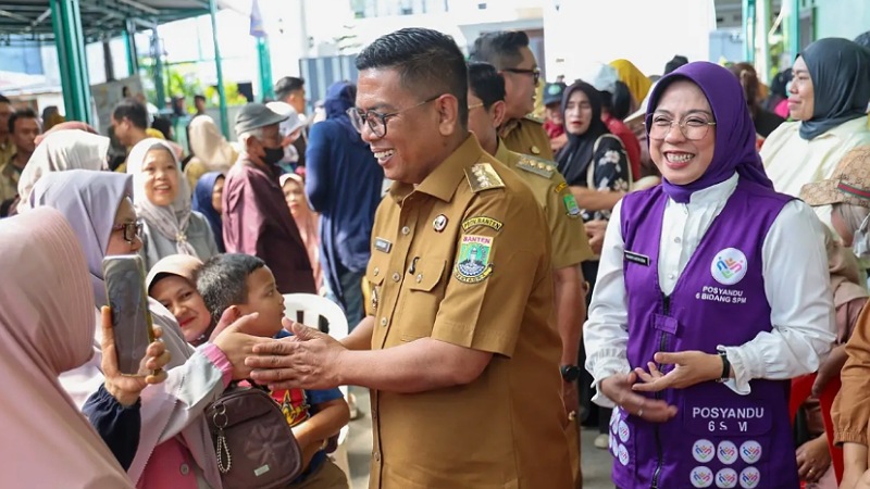 Gubernur Banten Andra Soni didampingi Ketua TP PKK Banten, Tinawati Andra Soni saat meninjau pelaksanaan Program Cek Kesehatan Gratis (CKG) - Biro Adpimpro Banten -