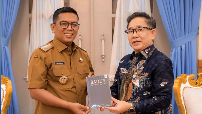 Gubernur Banten Andra Soni memberika buku Baduy kepada Komite Bilateral KADIN Indonesia untuk Vietnam dan Kamboja, Edwin Setiawan Tjie. - Biro Adpimpro Banten -