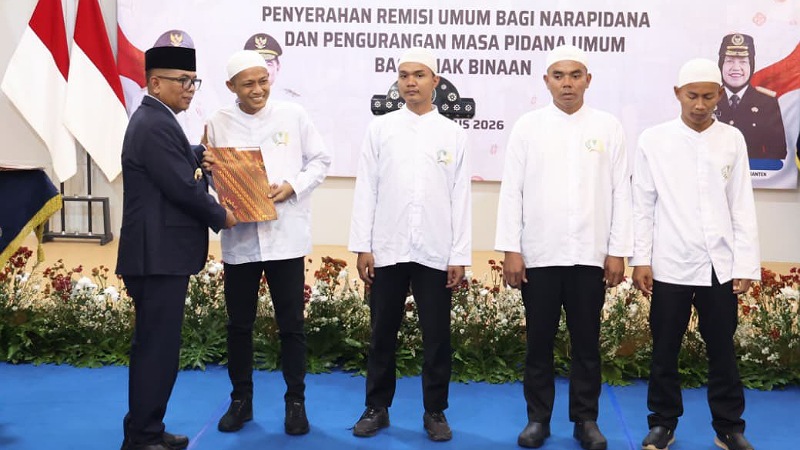 Gubernur Banten Andra Soni saat menyerahkan remisi ke warga binaan - Biro Adpimpro Banten -