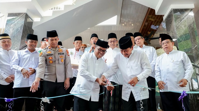 Gubernur Banten Andra Soni saat menghadiri peringatan Maulid Nabi Muhammad SAW sekaligus peresmian Masjid Jami Al Ichlas di Kampung Cisauk Sinyal, Desa Cisauk, Kabupaten Tangerang, Sabtu (29/8/2026). - Biro Adpmpro Banten -