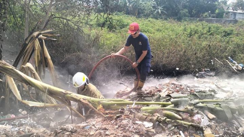 UPT Pemadam Kebakaran (Damkar) Ciledug berjibaku memadamkan api di lahan kosong di wilayah RW 06, Kelurahan Pondok Bahar, Kecamatan Karang Tengah, Kota Tangerang, Minggu (9/8/2026). - Foto: Dok Pemkot Tangerang -
