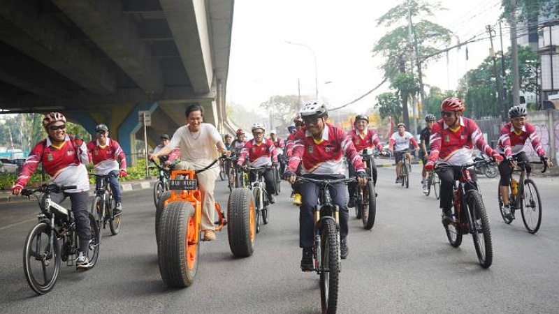 Wali Kota Tangerang Sachrudin bersama ribuan warga mengikuti Gowes BerSAMA dalam rangkaian peringatan HUT ke-81 Republik Indonesia, Minggu (23/8/2026). - Prokopim Kota Tangerang -
