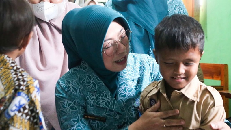 Ketua Tim Penggerak (TP) PKK Provinsi Banten Tinawati Andra Soni bersama anak berkbutuhan khsusus - Biro Adpimpro Banten -
