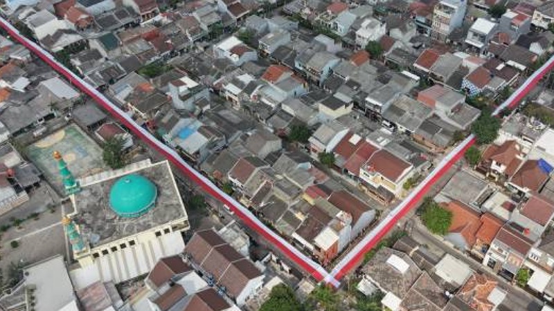Benderan raksasa membentang di Cipondoh jelang HUT RI Ke-81 - Foto: Dok Pemkot Tangerang -