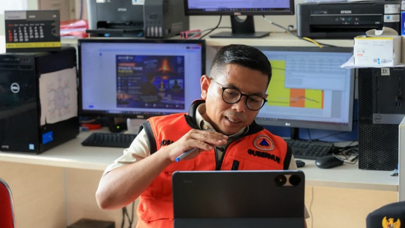 Gubernur Banten Andra Soni memantau aktivitas erupsi Anak Krakatau - Foto: Biro Adpimpro Banten -