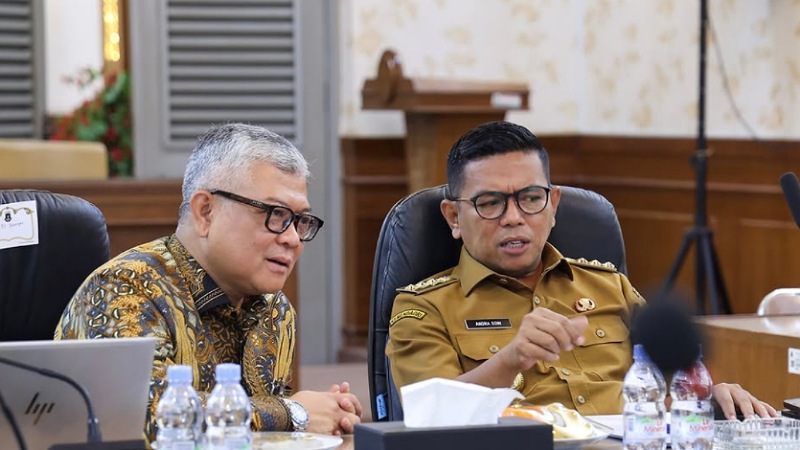 Gubernur Banten Andra Soni saat mengikuti Rapat Koordinasi Pengendalian Inflasi Daerah Tahun 2026 secara virtual, Senin (7/9/2026). - Biro Adpimpro Banten -