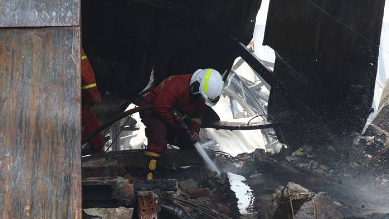 Petugas  BPBD Kota Tangerang sedang melaksanakan pendinginan di lokasi kebakaran pabrik di Kelurahan Batujaya, Kecamatan Batuceper, Kamis (17/9/2026) siang. - Foto: Dok Pemkot Tangerang -