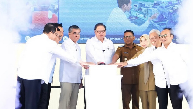 Menteri Koordinator Bidang Perekonomian Airlangga Hartarto bersama Gubernur Banten Andra Soni saat menghadiri Kick Off Pelatihan Vokasi Nasional Batch 4 di BBPVP Serang, Kota Serang, Selasa (1/9/2026). - Biro Adpimpeo Banten -