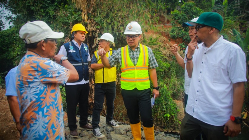 Wakil Walikota Tangsel Pilar Saga Ichsan saat pembangunan turap dan bronjong di kawasan Villa Pamulang, Rabu (2/9/2026). - Foto: Dok. Pemkot Tangsel -