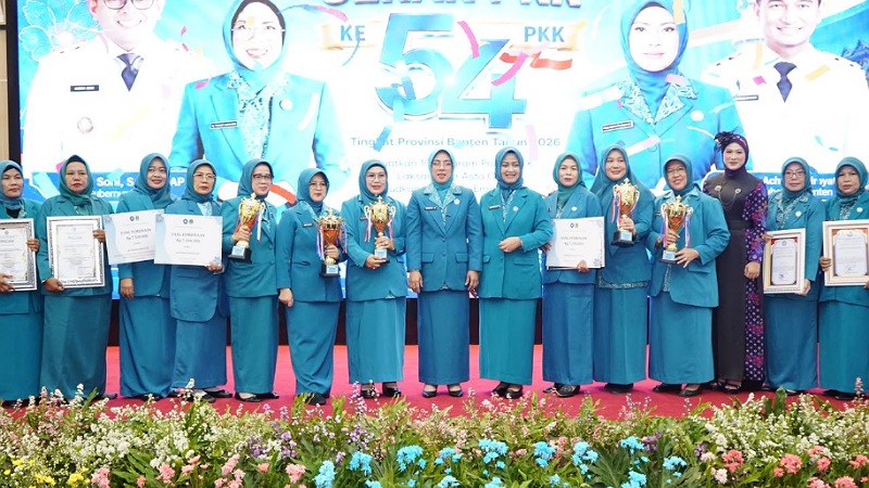 Ketua TP PKK Banten Tinawati Andra Soni berfoto bersama para peraih penghargaan 10 Program Pokok PKK - Foto: Dok. Biro Adpimpro Banten -