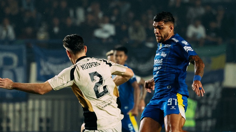 Comeback Tertinggal 0-2, Persib Paksa Dewa United Berbagi Poin