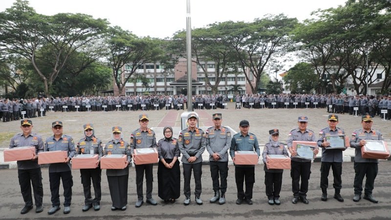 Pemkot Serang memberikan penghargaan kepada perangkat daerah dengan kinerja terbaik dalam pengelolaan kearsipan - Foto: Dok. Pemkot Serang -