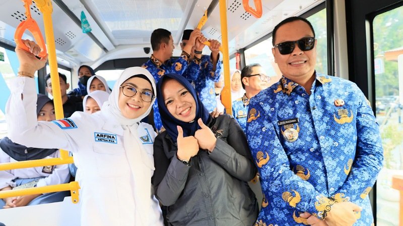Wali Kota Serang Budi Rustandi melakukan uji coba layanan bus listrik yang disiapkan untuk layanan modern di Kota Serang - Foto: Dok. Pemkot Serang -