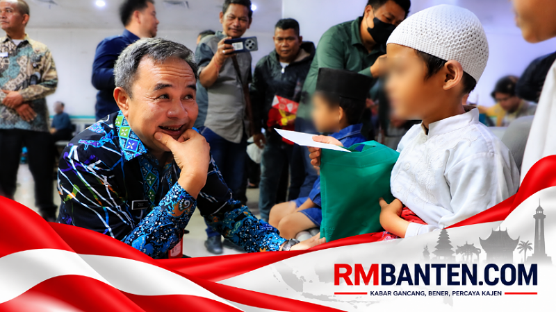 Sekretaris Daerah Kabupaten Tangerang Soma Atmaja saat memantau khitanan massal - Prokopim Tangerang/RMB -