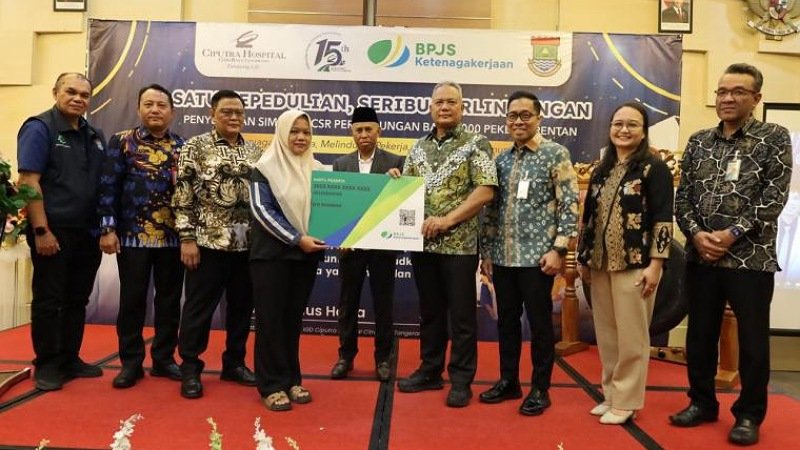 Ciputra Hospital menyalurkan bantuan CSR berupa jaminan perlindungan BPJS Ketenagakerjaan bagi 1.000 pekerja rentan. - Foto: Dok Pemkab Tangerang -