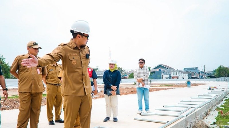 Wakil Wali Kota Tangsel Pilar Saga Ichsan saat meninjau progres pembangunan venue sepatu roda di Ciater Permai - Foto; Dok Pemkot Tangsel -