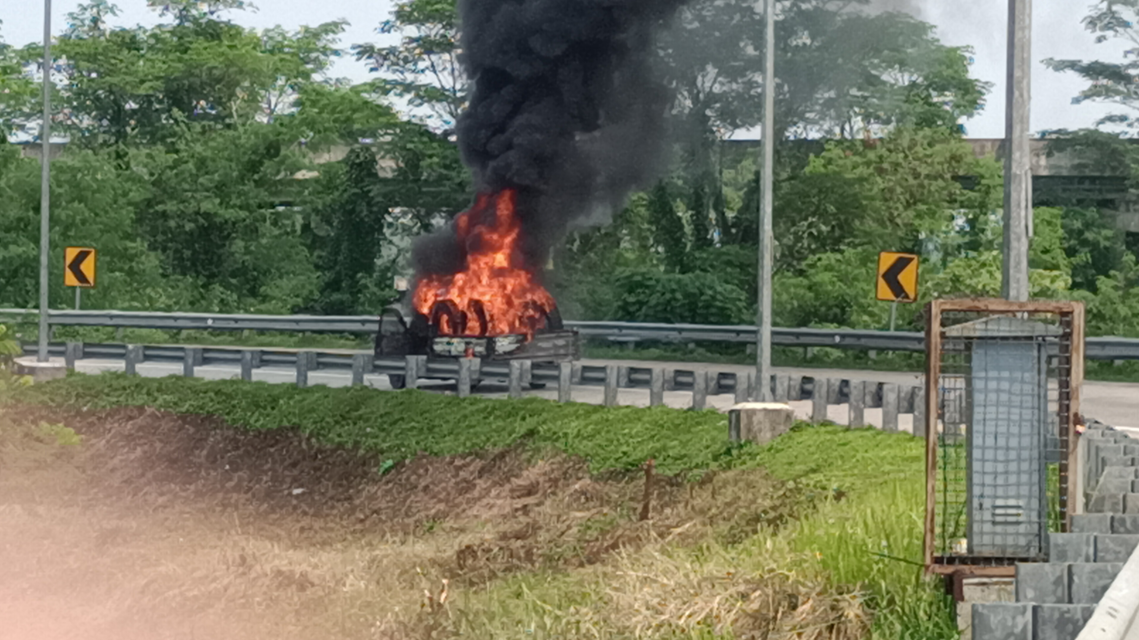 Mobil terbakar di keluar pintu tol Rangkasbitung.