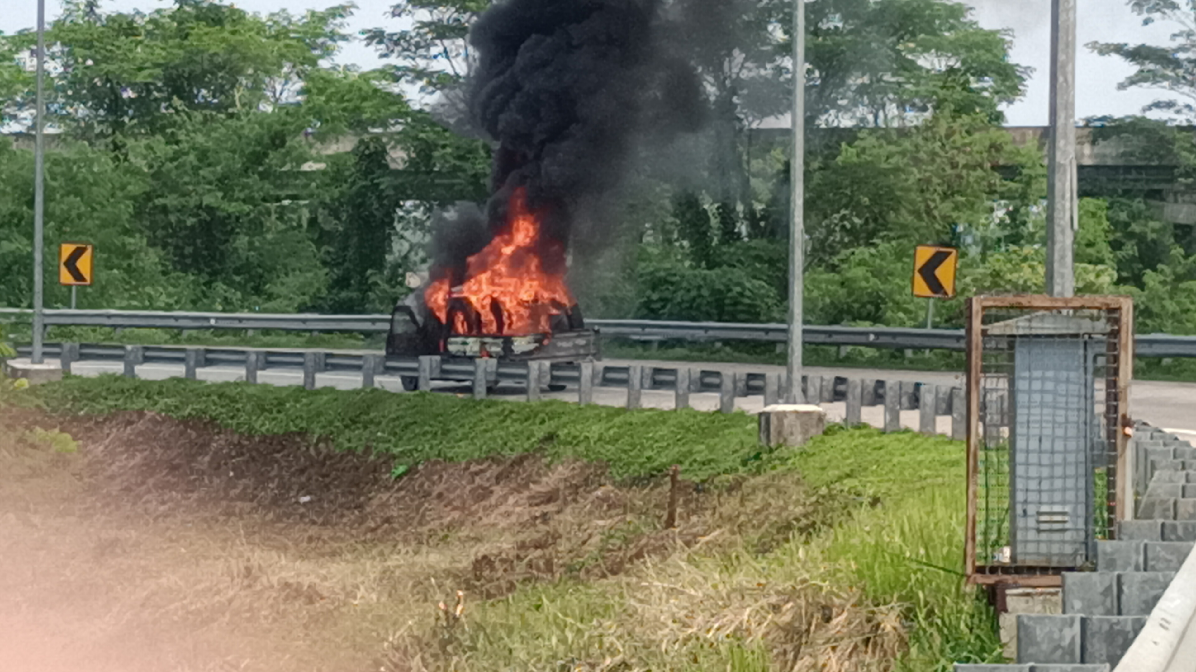 Mobil terbakar di keluar pintu tol Rangkasbitung.