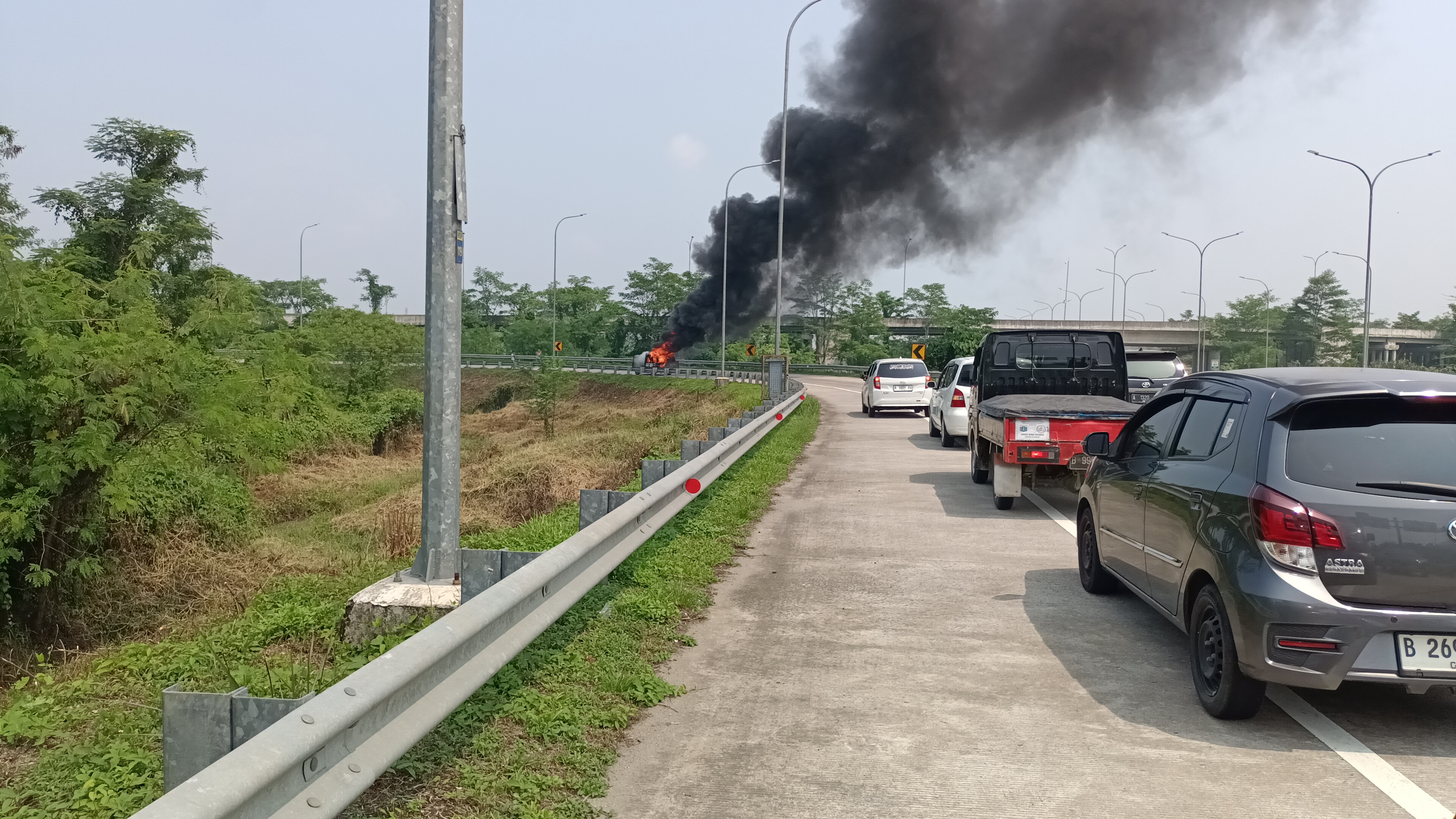 Mobil terbakar di keluar pintu tol Rangkasbitung.