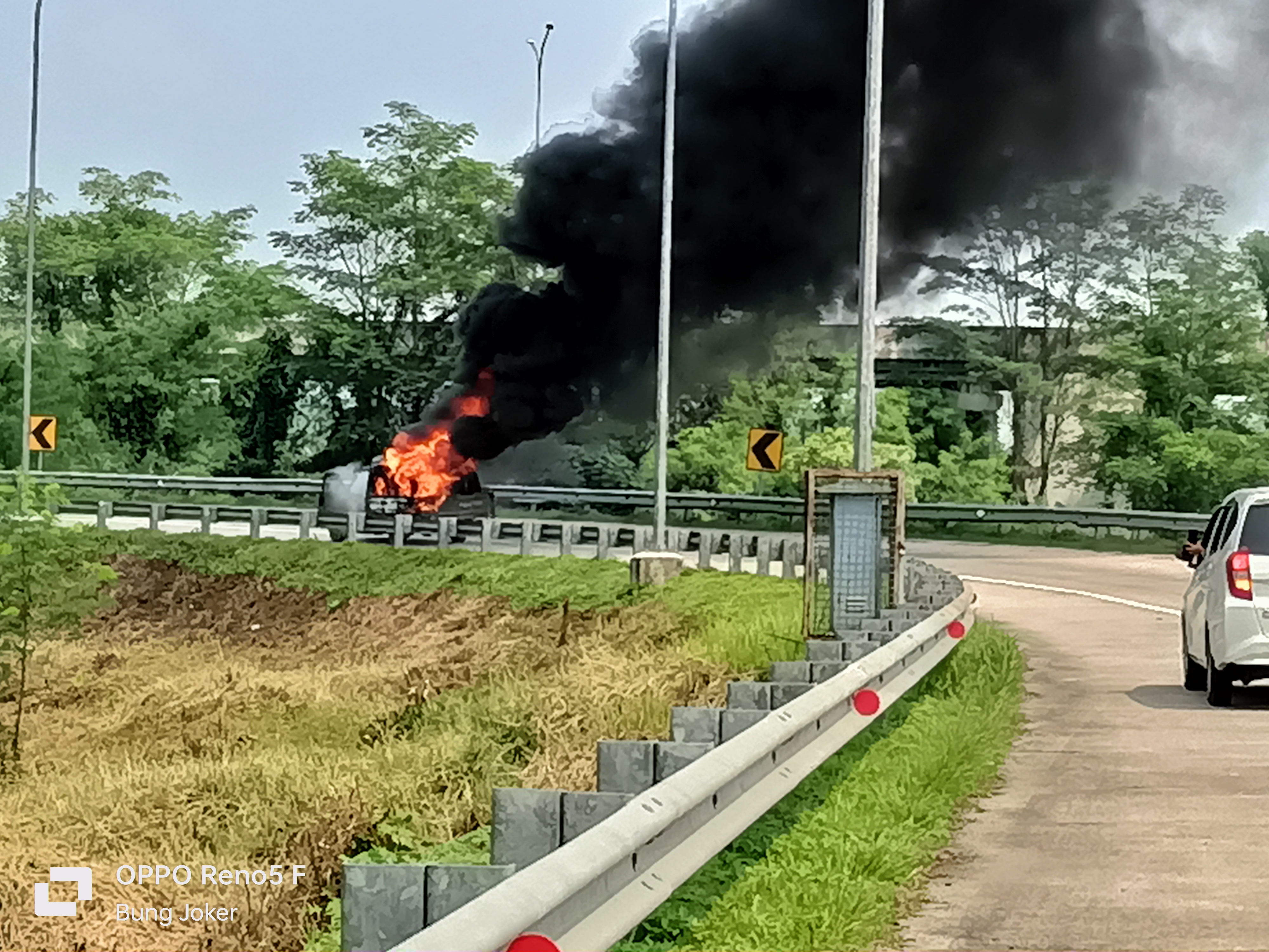 Mobil terbakar di keluar pintu tol Rangkasbitung.