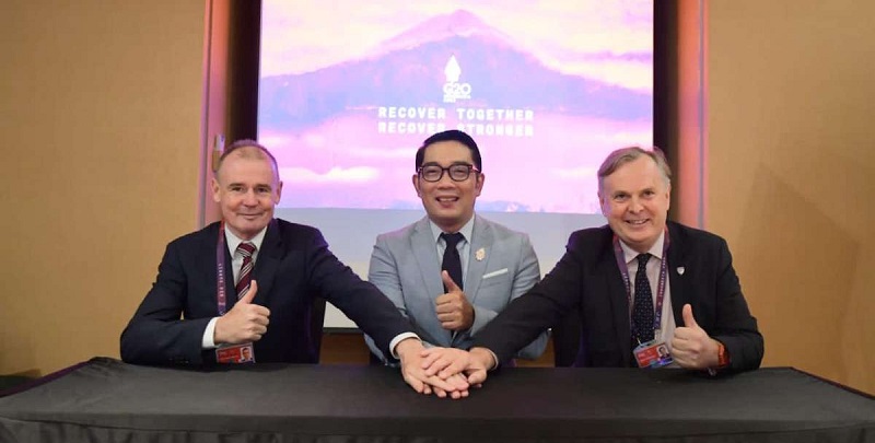 Gubernur Jabar Ridwan Kamil diapit dua petinggi universitas terbaik dunia, satu John Molony dari Deakin University Australia dan Simon Guy (kanan) dari Lancaster Inggris/jabarprov