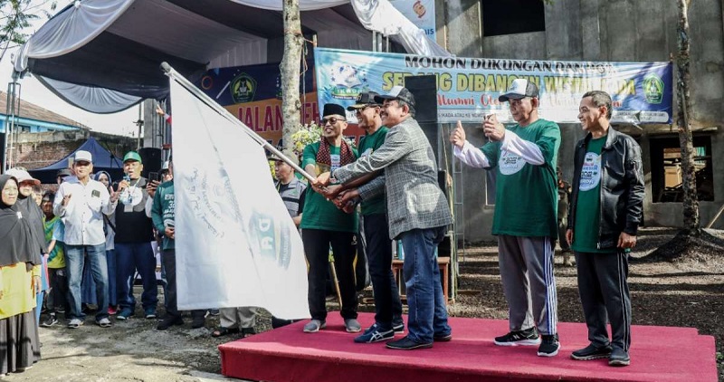 i Bupati Ciamis Dr. Herdiat Sunarya melepas peserta jalan sehat Reuni Akbar Ikatan Keluarga Alumni Darussalam (IKADA) Ciamis/Dok