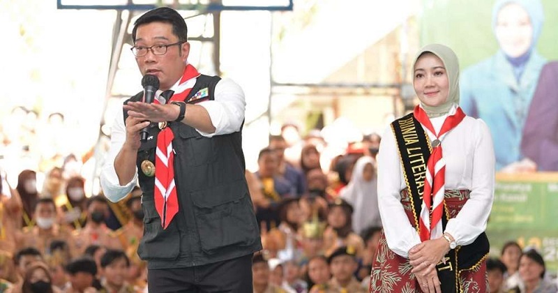 Gubernur Jabar Ridwan Kamil  bersama Bunda Literasi Jawa Barat Atalia Praratya Ridwan Kamil mengedukasi siswa di Cimahi/Dok