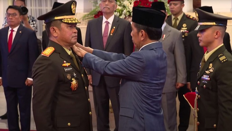 Presiden RI Joko Widodo (Jokowi) melantik Letnan Jenderal TNI Maruli Simanjuntak sebagai Kepala Staf Angkatan Darat (KSAD), di Istana Negara, Jakarta, Rabu (29/11/2023). (Foto: Dok Setkab)