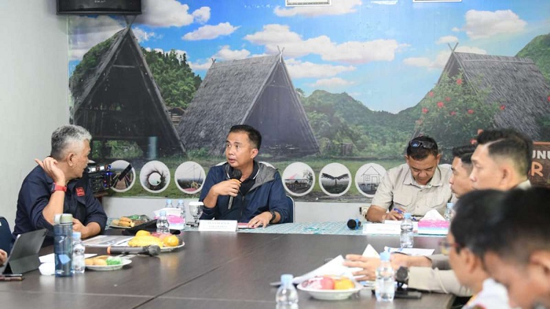 Penjabat (Pj) Gubernur Jawa Barat Bey Machmudin melakukan pengecekan langsung Jalan Parung Panjang,. (Foto: Dok Pemprov)