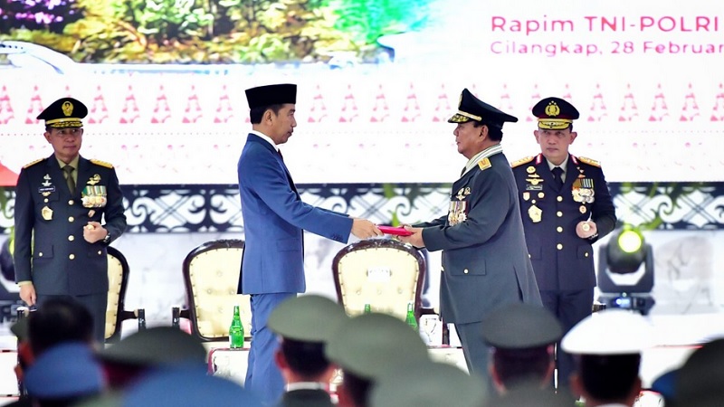 Presiden Joko Widodo menyerahkan keputusan kenaikan pangkat istimewa Prabowo Subianto sebagai Jenderal  bintang empat. (Foto: Foto: BPMI Setpres)