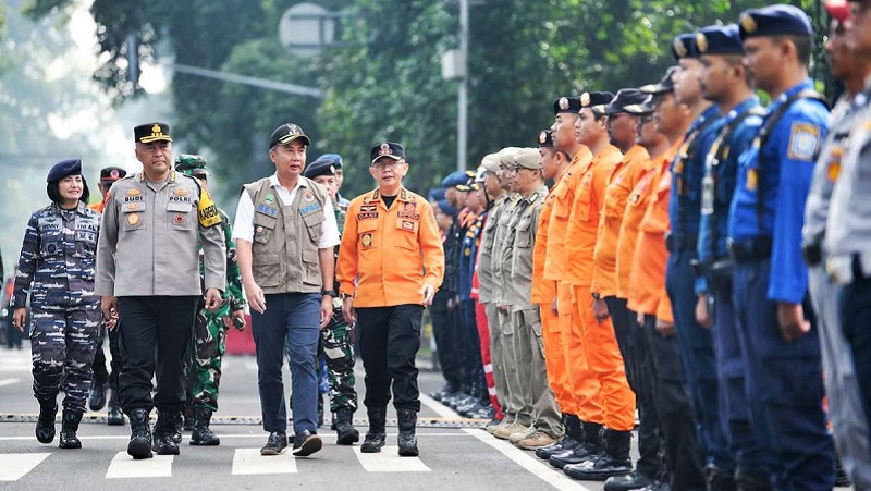 Pj Gubernur Jabar Bey Machmudin memimpin apel kesiapsiagaan bencana pada Pemilu 2024. (Foto: Humas Jabar)