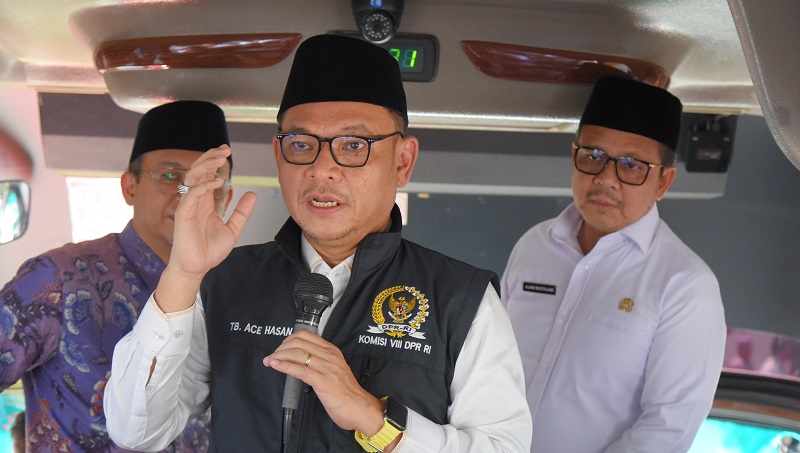 Wakil Ketua Komisi VIII DPR RI, Ace Hasan Syadzily, saat melepas rombongan Calhaj kloter 8 asal Kabupaten Tasikmalaya. (Foto: DOk DPR)