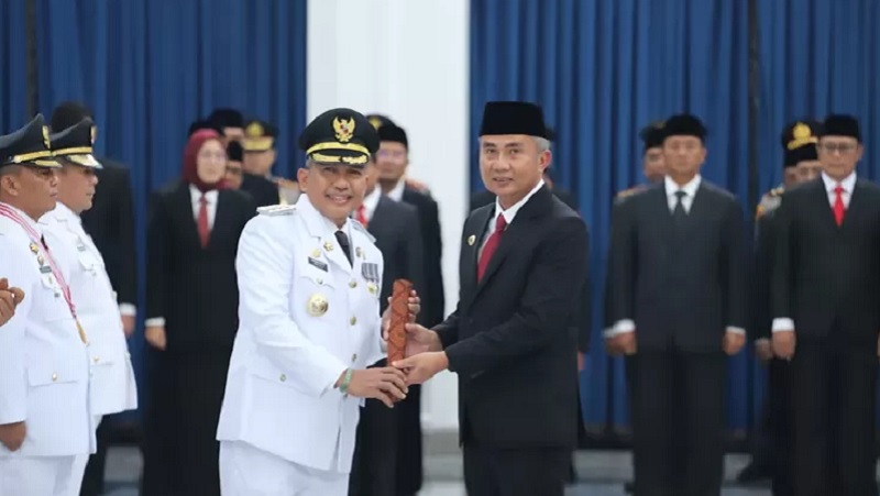 Pj Bupati Bandung Barat  Arsan Latief saat menerima SK Penjabat dari Pj Gubernur Jabar Bey Machmudin. (Foto: Repro)