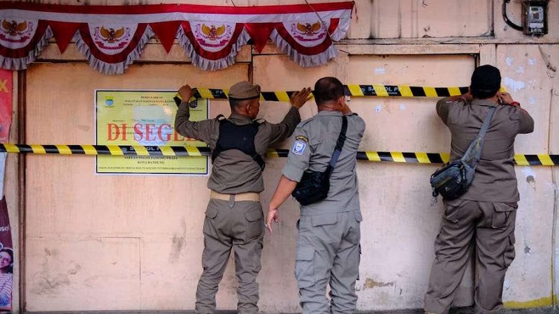 Satpol PP Kota Bandung menyegel panti pijat yang diduga langgar Perda. (Foto: Dok Diskominfo)