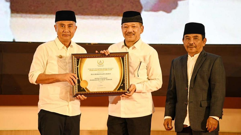 Pj Gubernur Jabar Bey Machmudin mendapat penghargaan sebagai Kepala Daerah Pendukung Pengelolaan Zakat Terbaik di Indonesia. [Foto: Dok Humas Jabar]