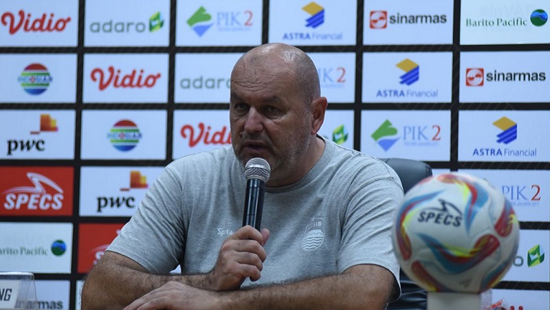 Pelatih Persib Bojan Hodak memberikan keterangan pers usai pertandingan Piala Presiden 2024 melawan PSM. [Foto: Persib.co.id]