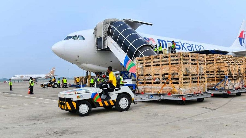 Pesawat kargo menurunkan muatan 900 domba Asutralia di Bdara Kertajati. [Foto: Humas Jabar/RMJ]