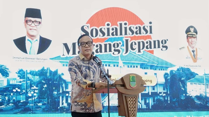 Wamenaker Immanuel Ebenezer,  membuka Sosialisasi Magang Jepang yang berlangsung di Aula Husni Hamid, Kabupaten Karawang, pada Kamis (30/1). [Foto: Dok Humas Jabar]