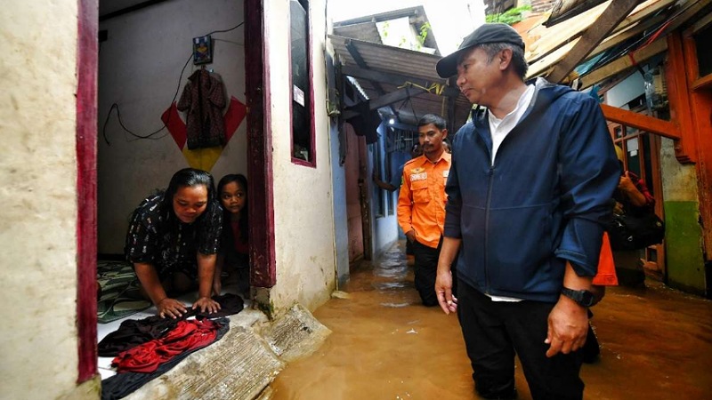 Pj Gubernur Jabar Bey Machmudin saat meninjau lokasi banjir di Dayeuhkolot. [Foto: Dok Humas Jabar/RMJ]