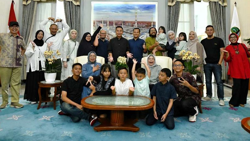 Bey Machmudin Jalin Silaturahmi dengan Keluarga Almarhum Gubernur Jabar Mashudi. [Foto: Dok Humas Jabar/RMJ]