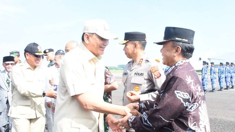 Menhan Sjafrie Sjamsoeddin menyerahkan 700 unit kendaraan khusus (ransus) Maung MV3 produksi PT Pindad kepada TNI dan Polri. - Dok Humas Jabar -