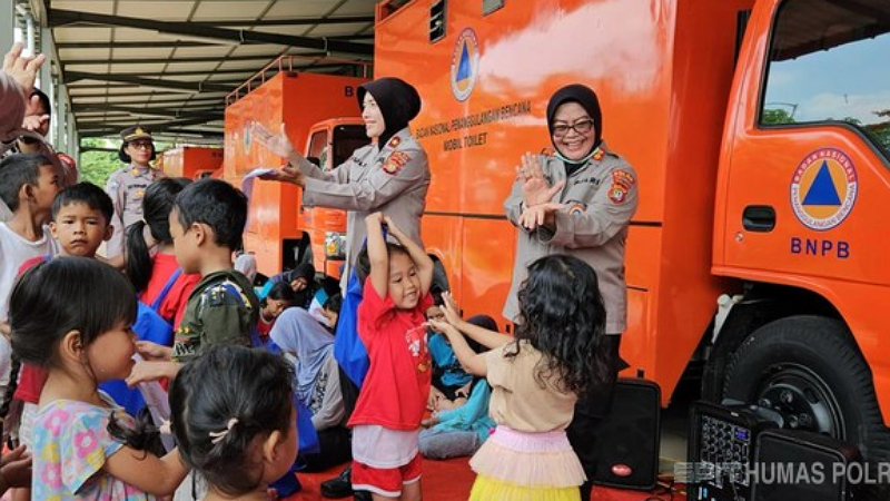 Polwan Polda Metro Jaya melakukan trauma healing buat anak-anak terdampak banjir di Bekasi. - Dok. Humas Polri -