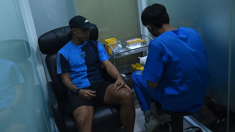Pemain baru PERSIB, Wiliam Marcilio saat menjalani pemeriksaan medis di Intibios Lab, Klinik & Farmasi. - Foto: PERSIB.co.id -