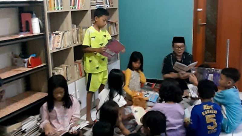 Penyintas stroke Budi Sabarudin kembali membuka Taman Baca Anak (TBM)/Repro