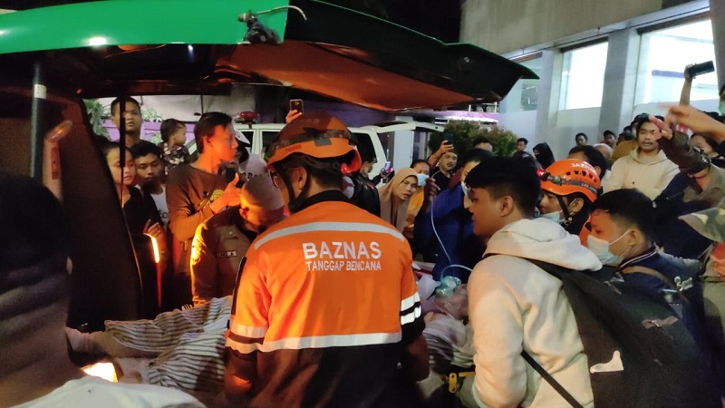 Tim dari BAZNAS mengevakuasi korban kebakaran Depo Plumpang untuk di bawa ke Rumah Sakit/Baznas