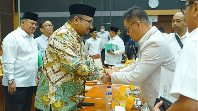 Menteri Agama Yaqut Cholil Qoumas  berjabat tangan dengan Wakil Ketua Komisi VIII DPR RI Ace Syadzily, di Jakarta, Selasa (23/5). (Fot: Deok Kemenag)