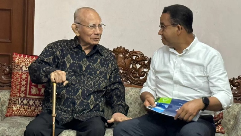 Capres nomor urut 1, Anies Baswedan berdiskusi secara tertutup dengan Ekonom Emil Salim di kediamannya di Jakarta Selatan, Minggu (28/1). (TIM AMIN)