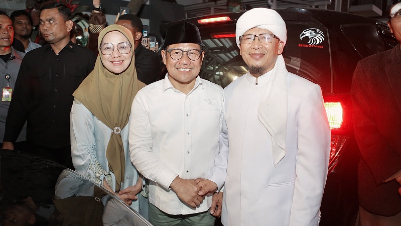 Calon Wakil Presiden Nomor urut 1, Muhaimin Iskandar bersama istri saat berkunjung ke Pendiri Ponpes Daarut Tauhid KH Abdullah Gymnastiar (Aa Gym). (Foto: X @cakimiNOW)