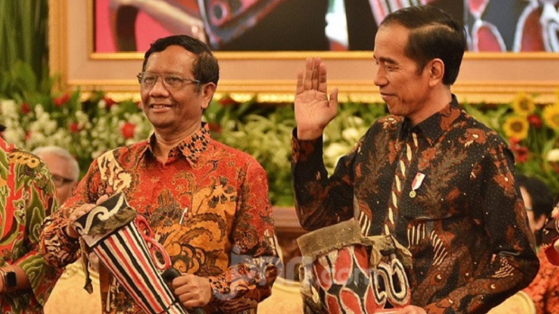 Presiden Joko Widodo dan Mahfud MD yang waktu itu masih Menko Polhukam dalam satu kesempatan. (Foto:  Dok JPPN)