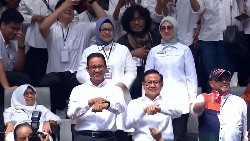 Capres dan cawapres nomor urut 1 Anies Baswedan dan Muhaimin Iskandar menyampaikan bahasa isyarat saatnya Perubahan. (Foto: TangkapanLayar MetroTV)